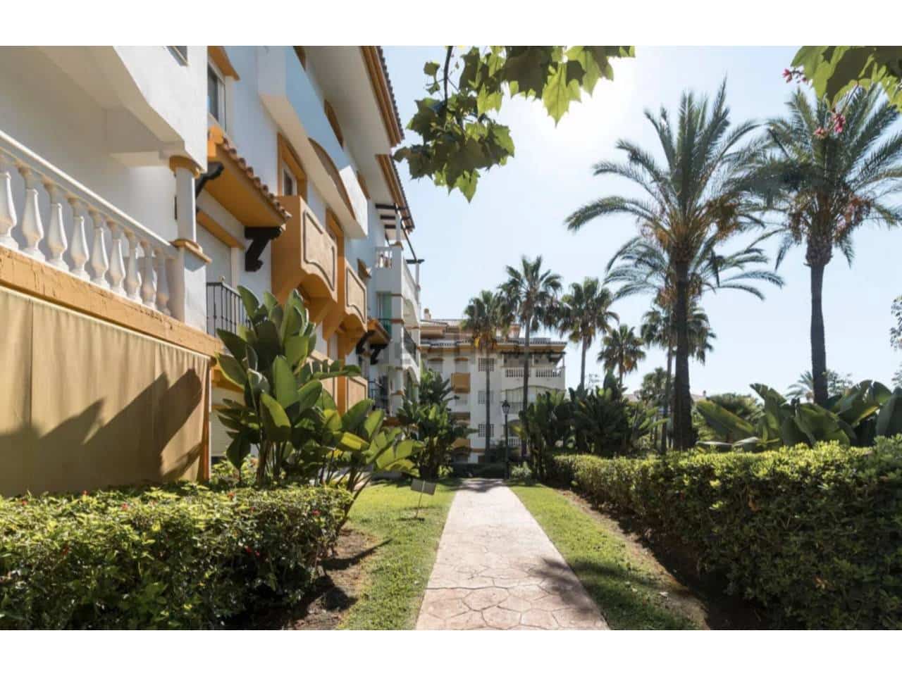 2 bedroom Flat for sale in Marbella with pool garage - € 572,000 (Ref: 9343361)