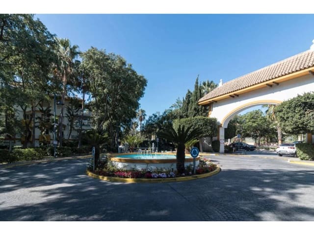 2 bedroom Flat for sale in Marbella with pool garage - € 572,000 (Ref: 9343361)