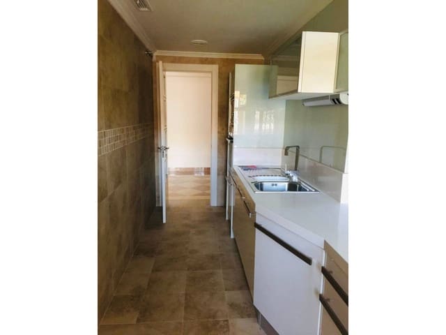 Appartement de 2 chambres à louer à Marbella avec piscine garage - 2 500 € (Ref: 9343362)