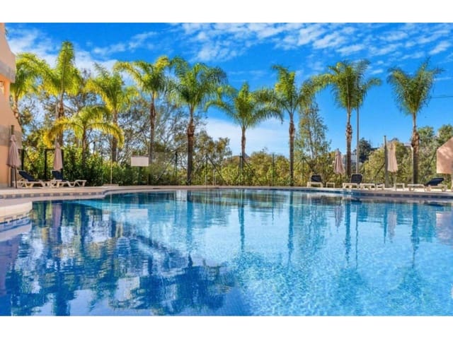 Appartement de 2 chambres à louer à Marbella avec piscine garage - 2 500 € (Ref: 9343362)