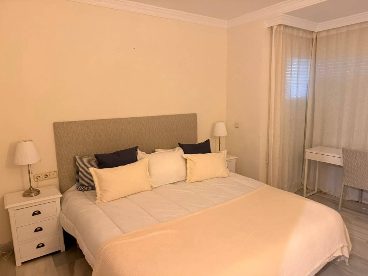 3 bedroom Flat for rent in Elviria with pool garage - € 3,500 (Ref: 9343367)