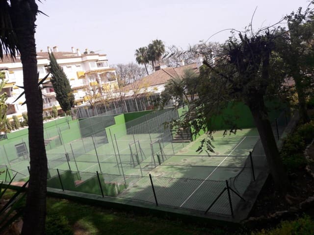 Appartement de 3 chambres à louer à Marbella avec piscine garage - 2 000 € (Ref: 9343368)