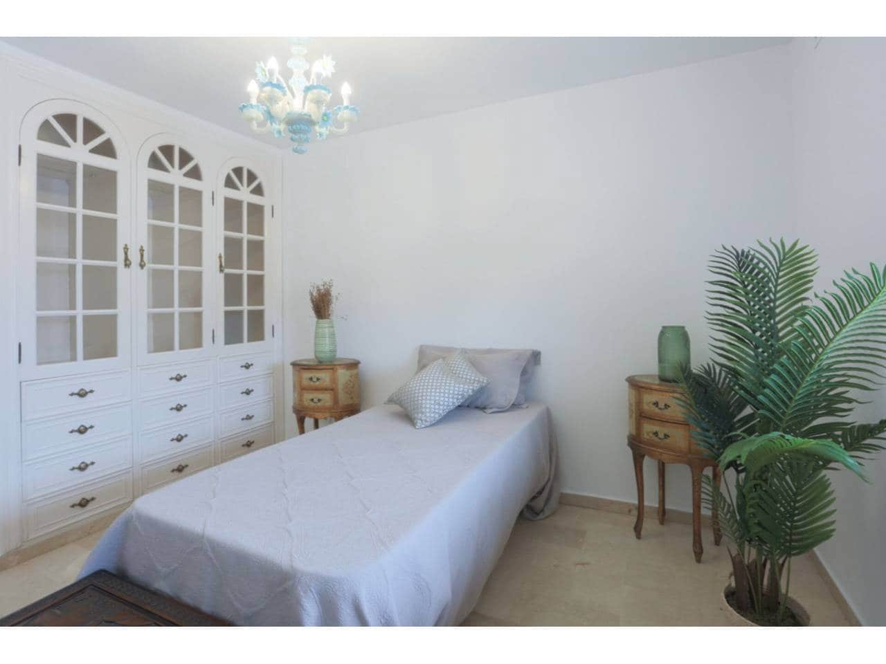 Appartement de 3 chambres à louer à Marbella avec piscine garage - 2 900 € (Ref: 9343377)