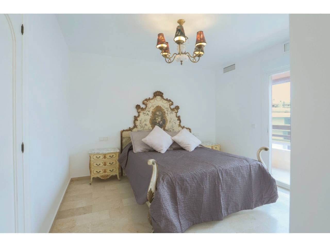 Appartement de 3 chambres à louer à Marbella avec piscine garage - 2 900 € (Ref: 9343377)