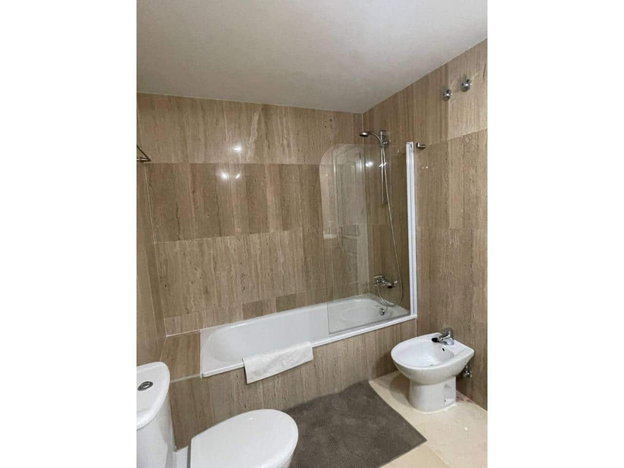 2 bedroom Flat for rent in Elviria with pool garage - € 1,700 (Ref: 9343378)