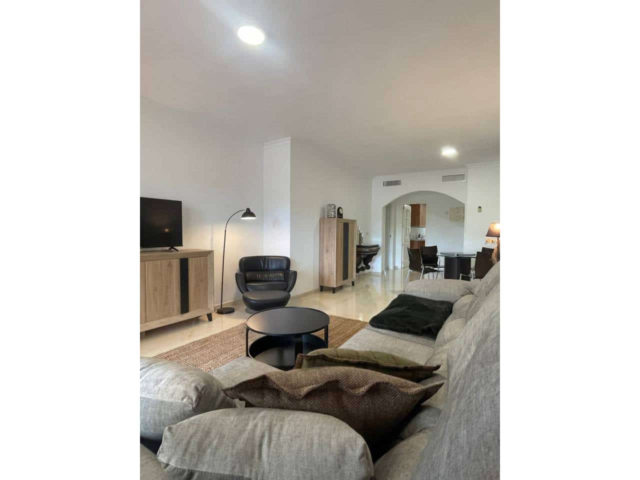 2 bedroom Flat for rent in Elviria with pool garage - € 1,700 (Ref: 9343378)