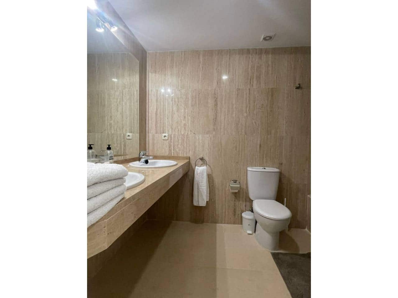 2 bedroom Flat for rent in Elviria with pool garage - € 1,700 (Ref: 9343378)