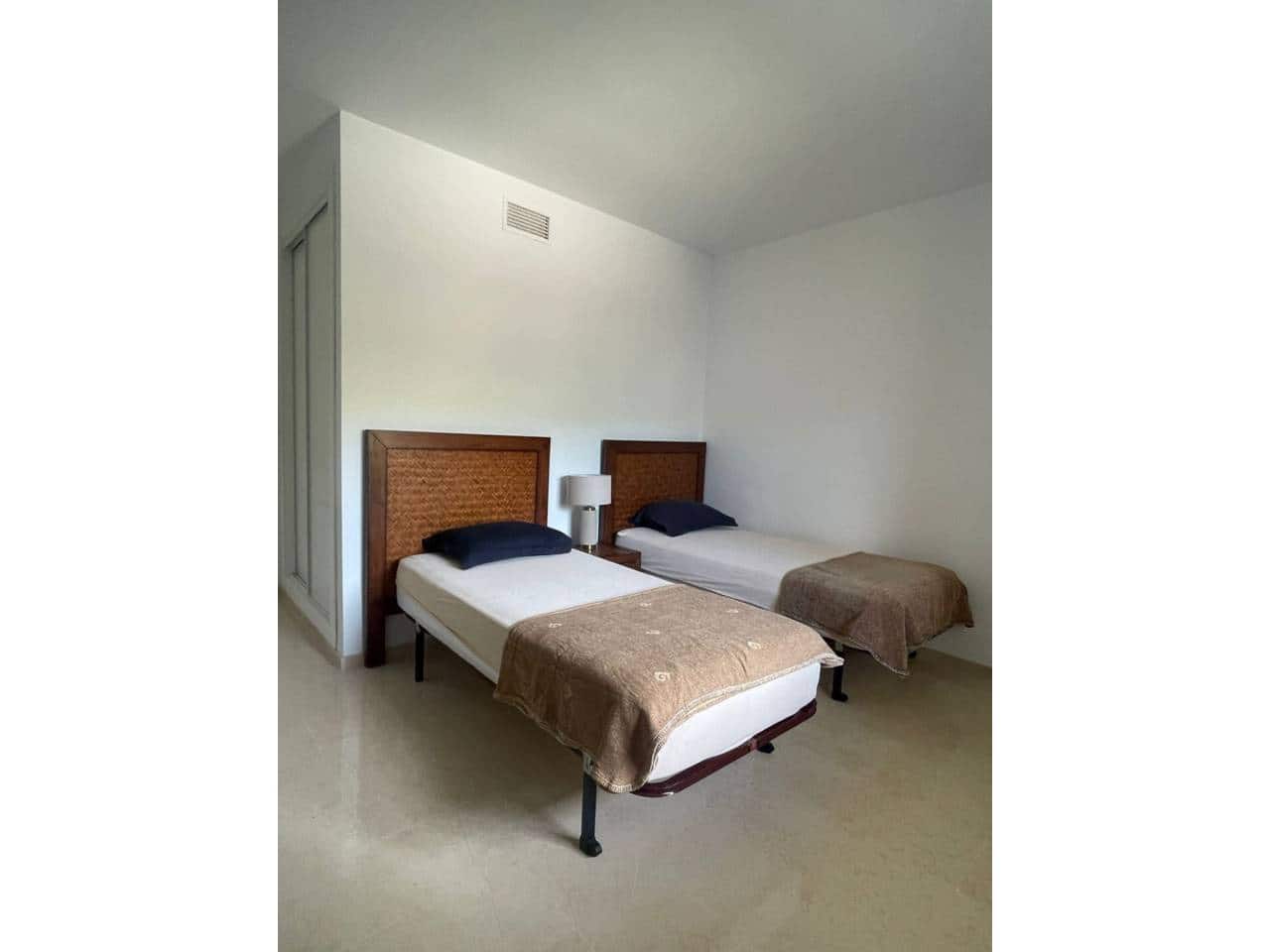 2 bedroom Flat for rent in Elviria with pool garage - € 1,700 (Ref: 9343378)