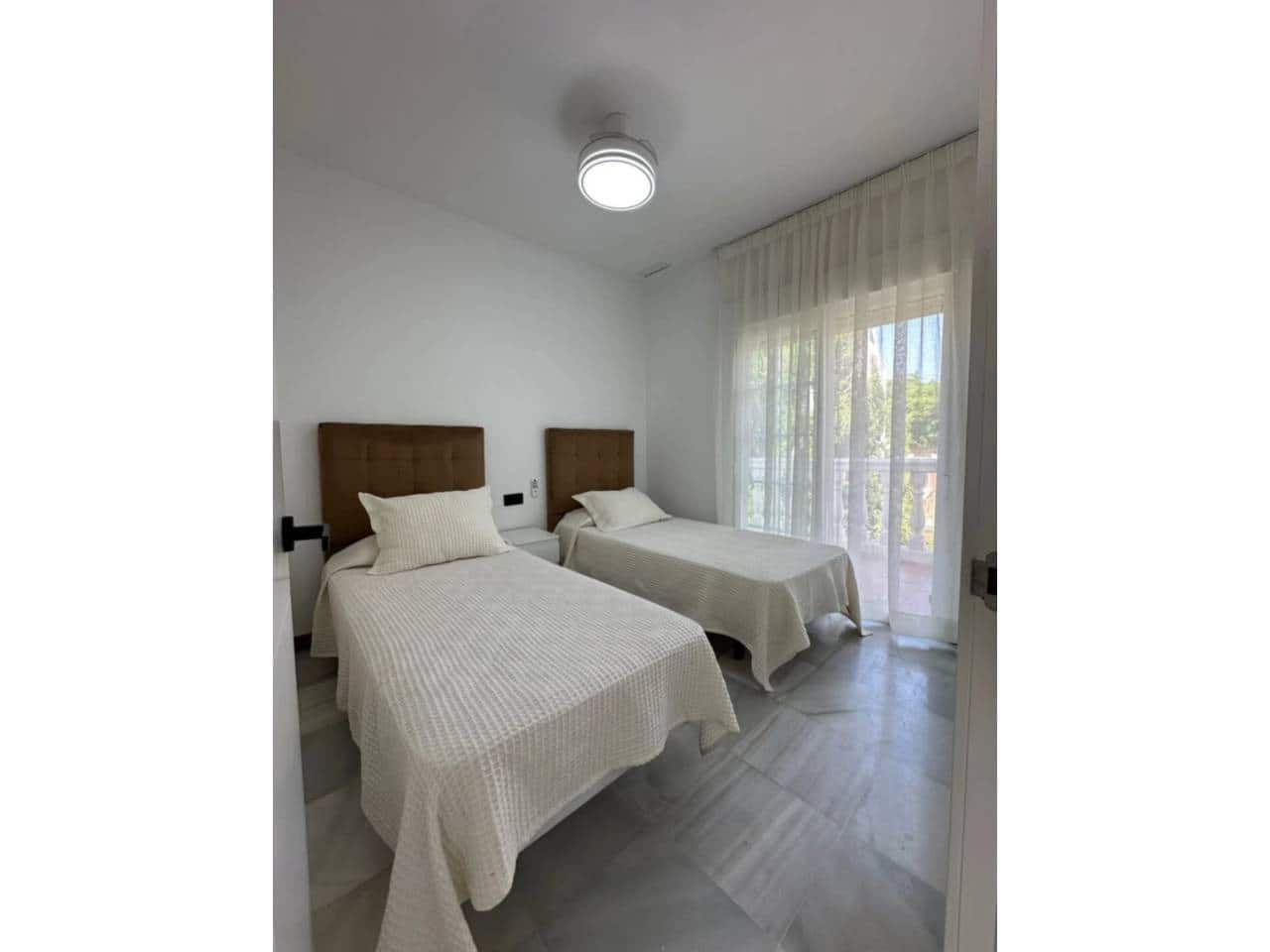 3 makuuhuone Rivitalo vuokrattavana paikassa Marbella mukana uima-altaan 
autotalli - 4 950 € (Ref: 9343380)