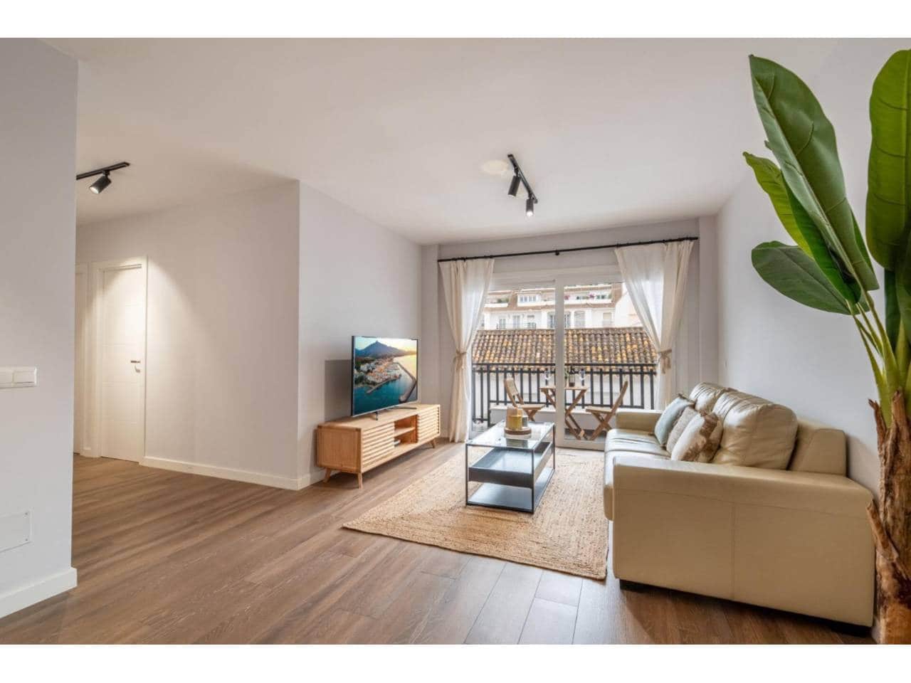 3 bedroom Flat for rent in Estepona with garage - € 2,700 (Ref: 9343382)