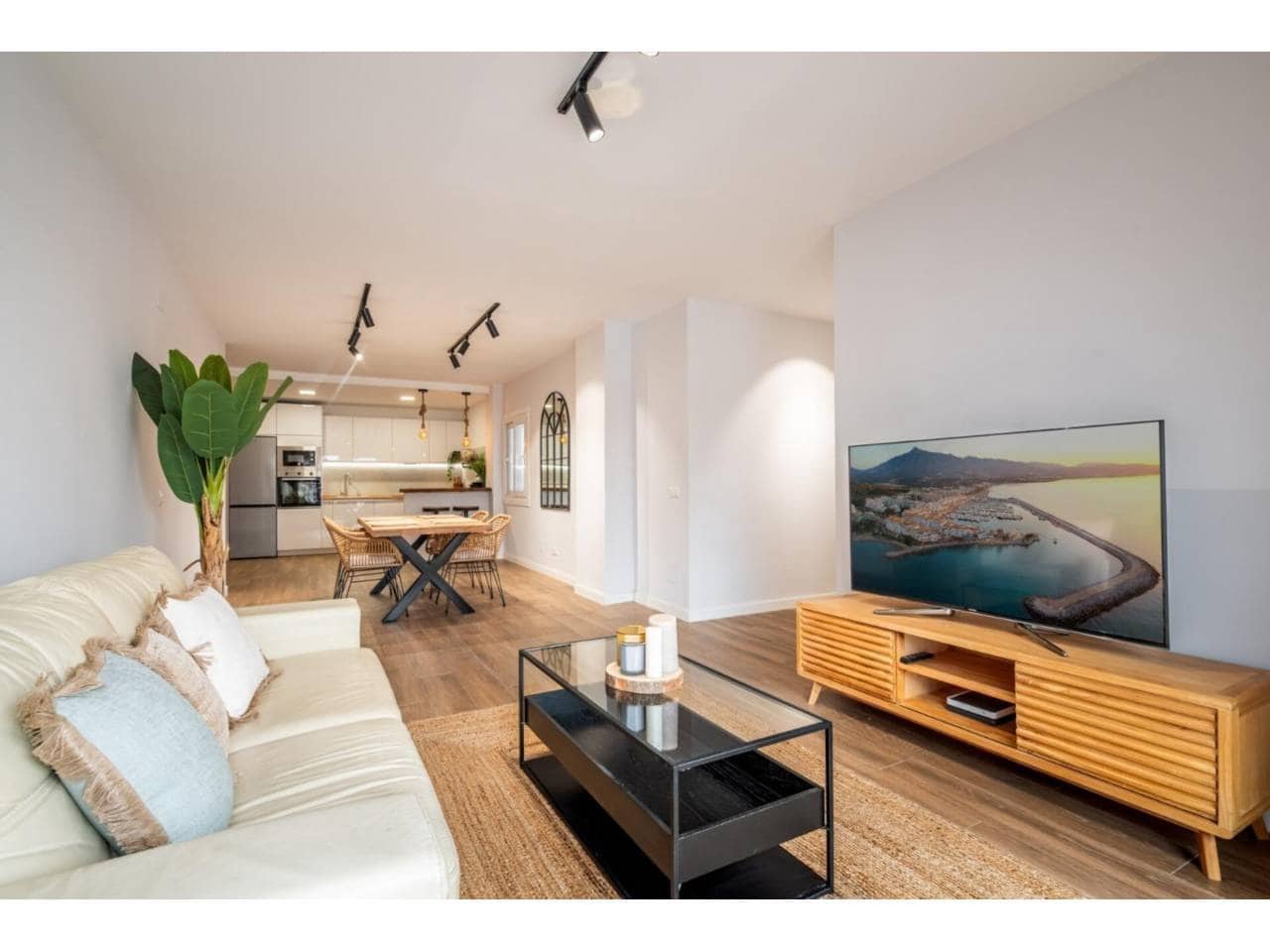 3 bedroom Flat for rent in Estepona with garage - € 2,700 (Ref: 9343382)