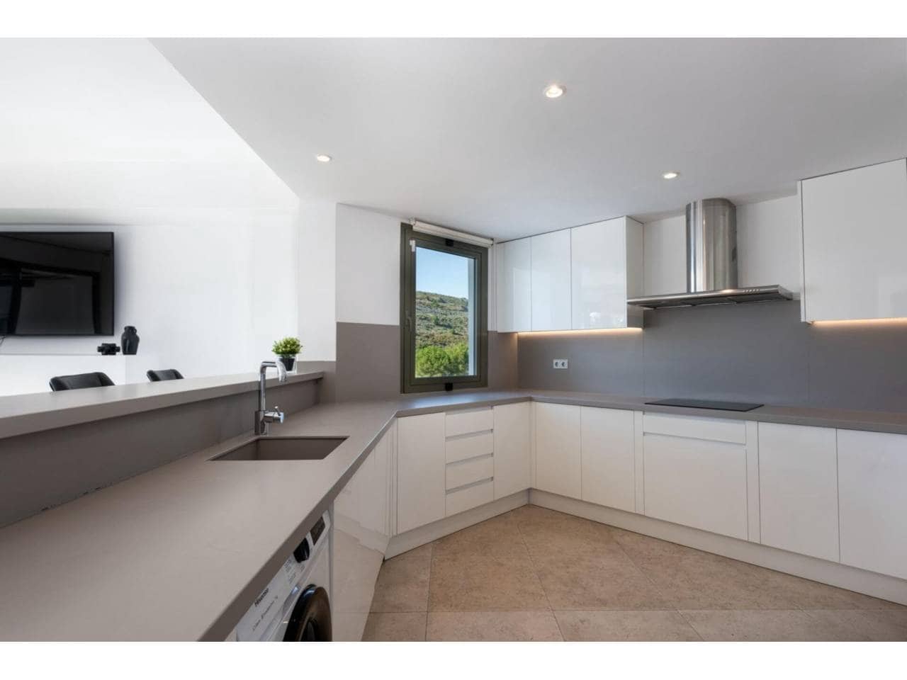 2 Zimmer Wohnung zu vermieten in Benahavis mit Pool Garage - 3.500 € (Ref: 9343383)