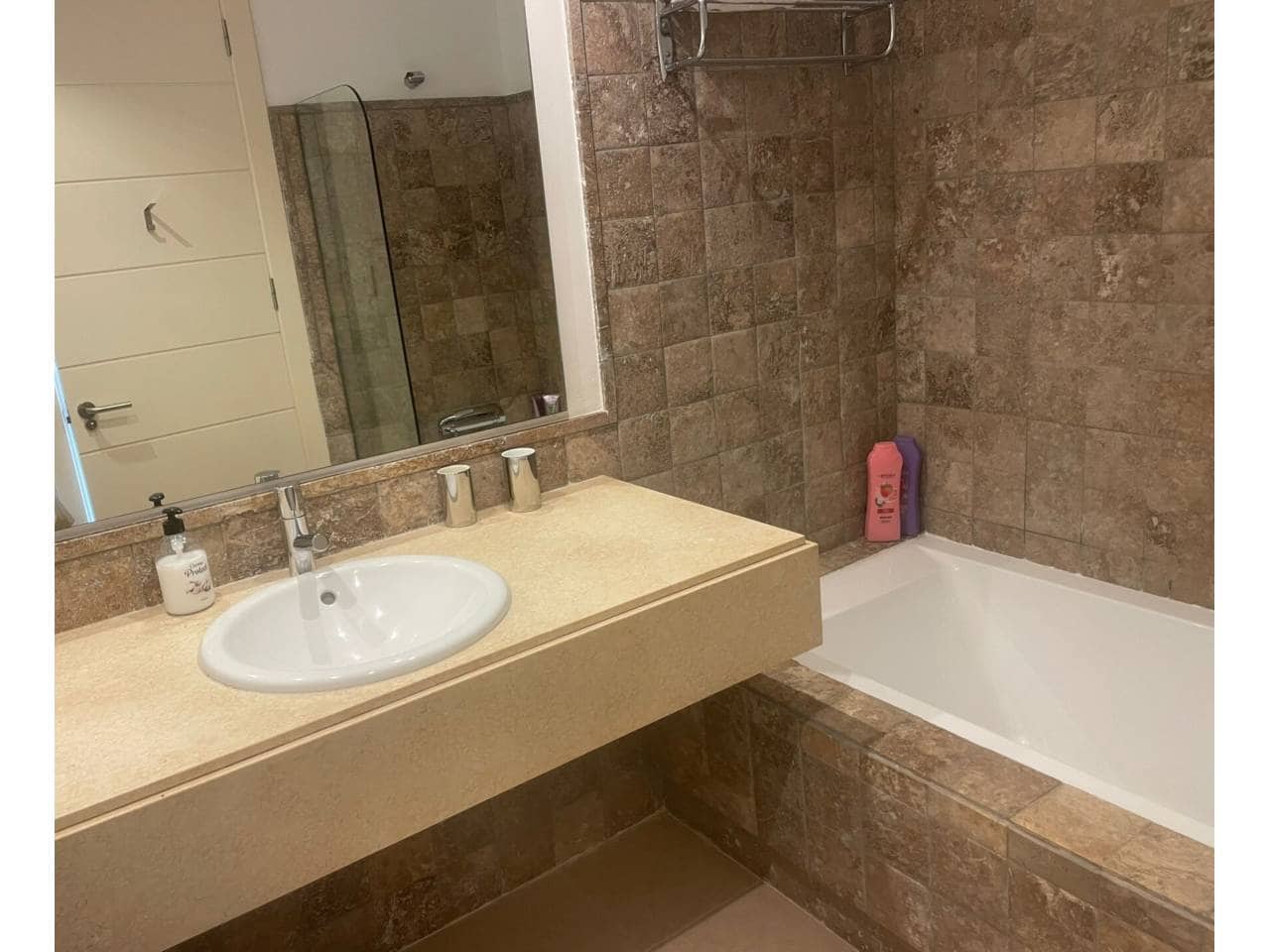 2 Zimmer Wohnung zu vermieten in Benahavis mit Pool Garage - 3.500 € (Ref: 9343383)