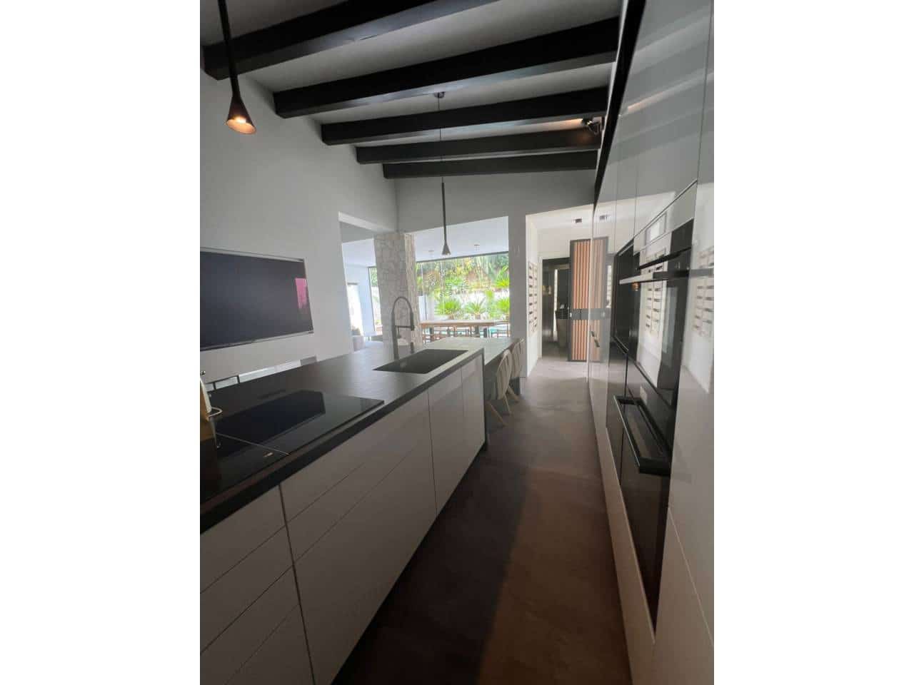 5 bedroom Villa for sale in Marbella with pool garage - € 2,200,000 (Ref: 9343385)