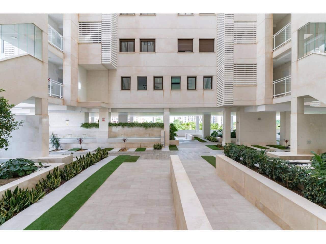 Piso de 4 habitaciones en Málaga ciudad en alquiler - 2.000 € (Ref: 9448854)