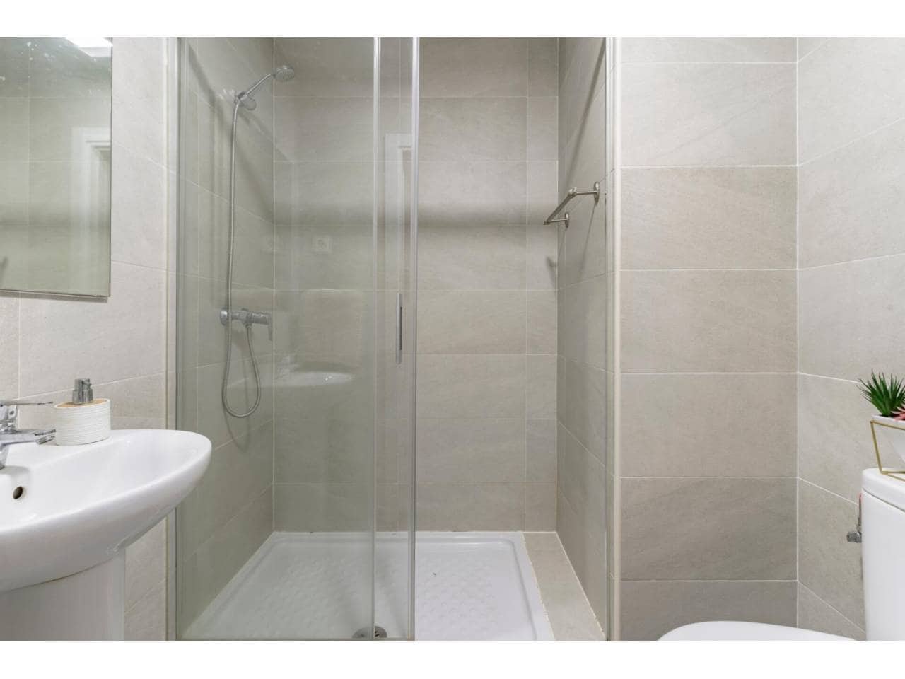 Piso de 4 habitaciones en Málaga ciudad en alquiler - 2.000 € (Ref: 9448854)