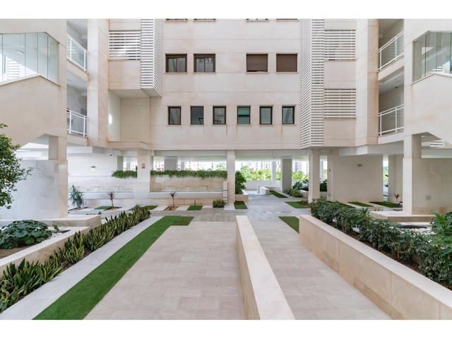 Piso de 4 habitaciones en Málaga ciudad en alquiler - 2.000 € (Ref: 9448854)