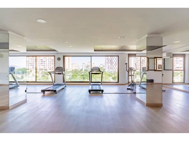 Piso de 4 habitaciones en Málaga ciudad en alquiler - 2.000 € (Ref: 9448854)