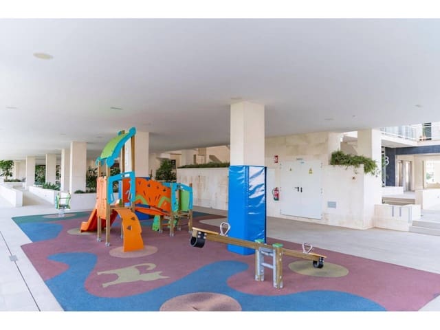 Piso de 4 habitaciones en Málaga ciudad en alquiler - 2.000 € (Ref: 9448854)