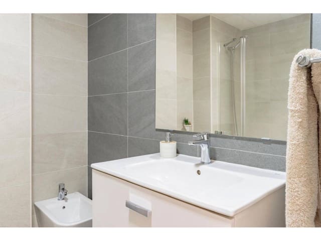 Piso de 4 habitaciones en Málaga ciudad en alquiler - 2.000 € (Ref: 9448854)