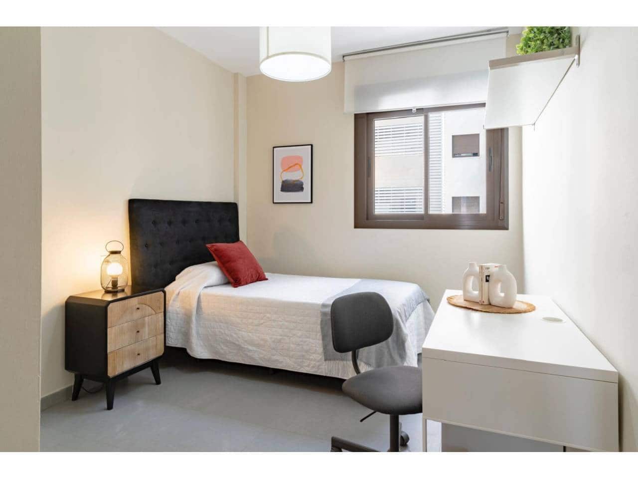 Piso de 4 habitaciones en Málaga ciudad en alquiler - 2.000 € (Ref: 9448854)