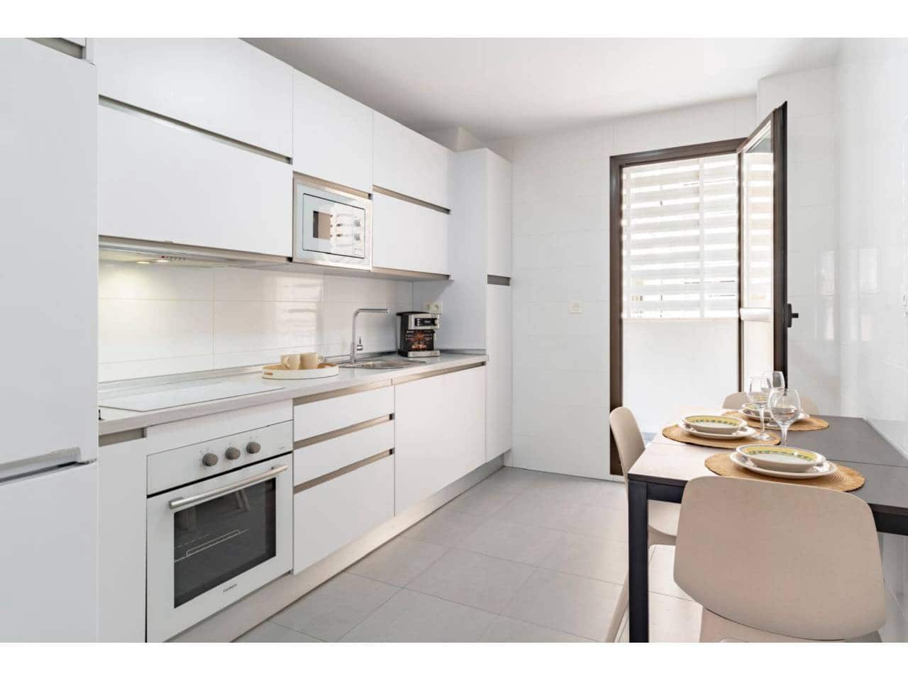 Piso de 4 habitaciones en Málaga ciudad en alquiler - 2.000 € (Ref: 9448854)