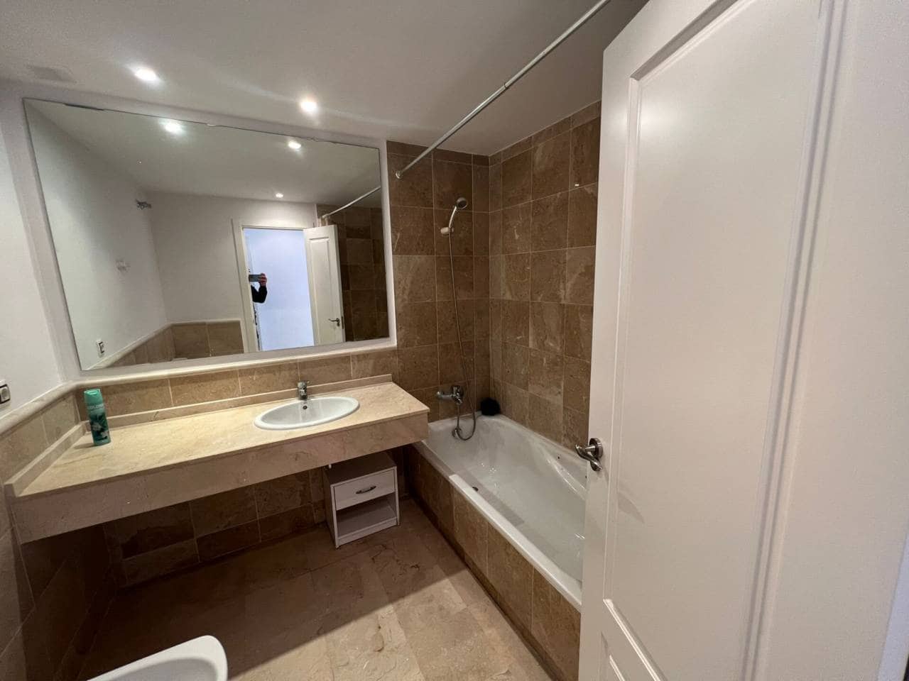 2 Zimmer Wohnung zu vermieten in Marbella mit Pool Garage - 2.000 € (Ref: 9479000)