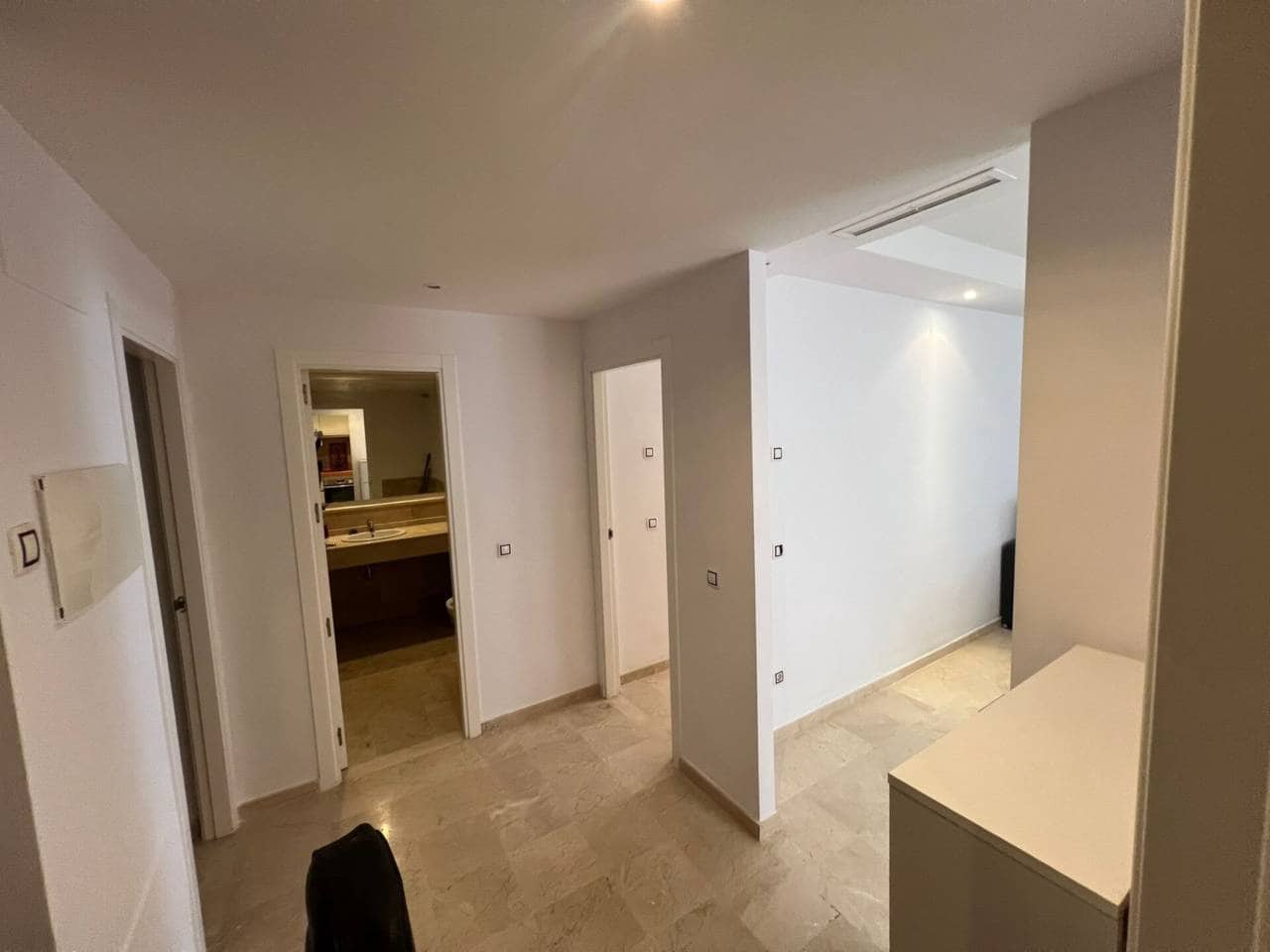 2 Zimmer Wohnung zu vermieten in Marbella mit Pool Garage - 2.000 € (Ref: 9479000)