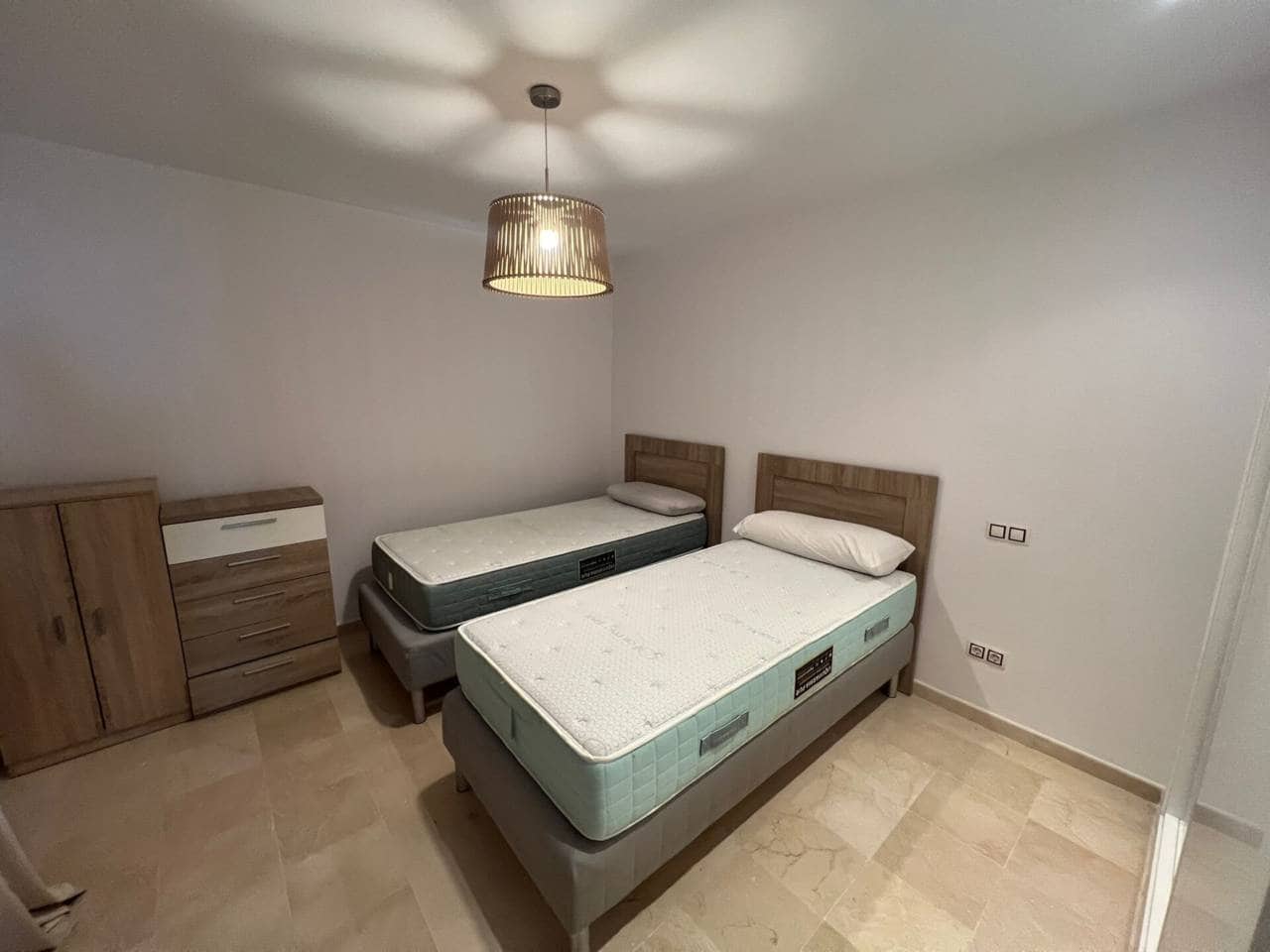 2 Zimmer Wohnung zu vermieten in Marbella mit Pool Garage - 2.000 € (Ref: 9479000)