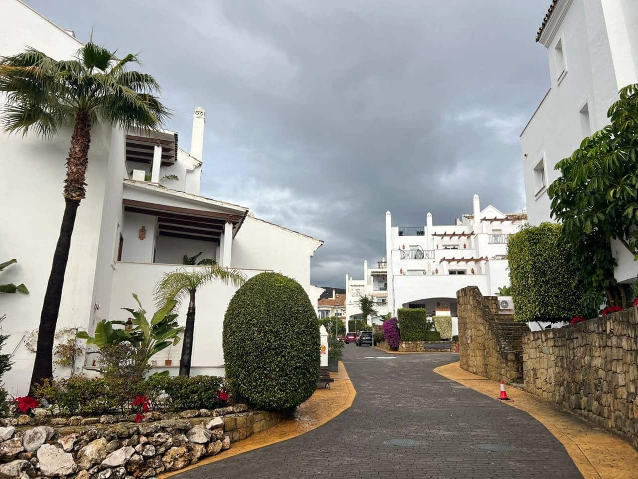 2 Zimmer Wohnung zu vermieten in Marbella mit Pool Garage - 2.000 € (Ref: 9479000)