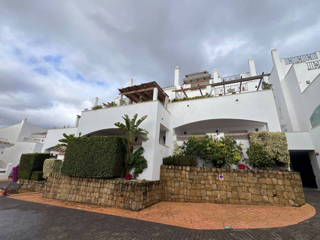 2 Zimmer Wohnung zu vermieten in Marbella mit Pool Garage - 2.000 € (Ref: 9479000)
