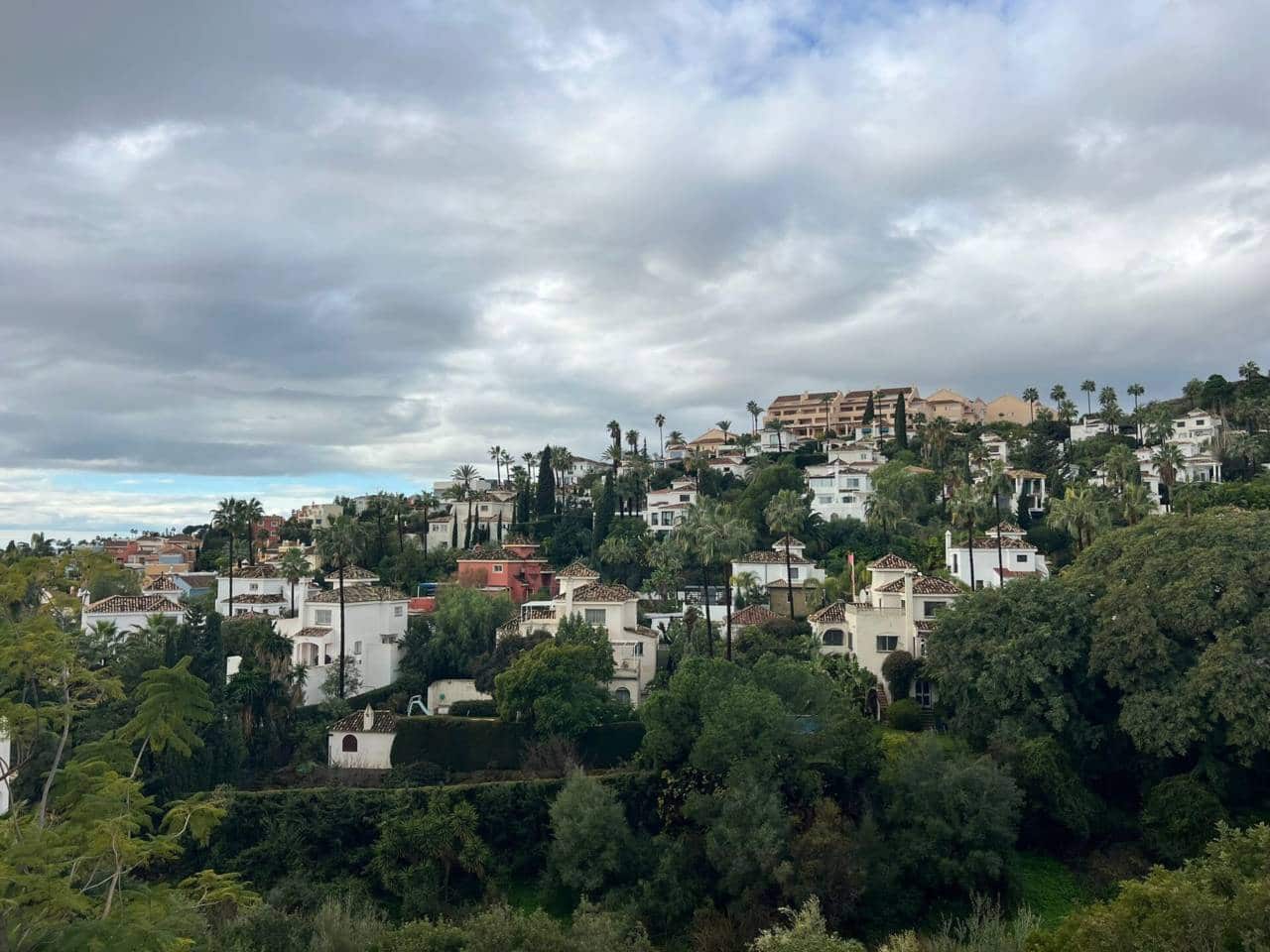 2 Zimmer Wohnung zu vermieten in Marbella mit Pool Garage - 2.000 € (Ref: 9479000)