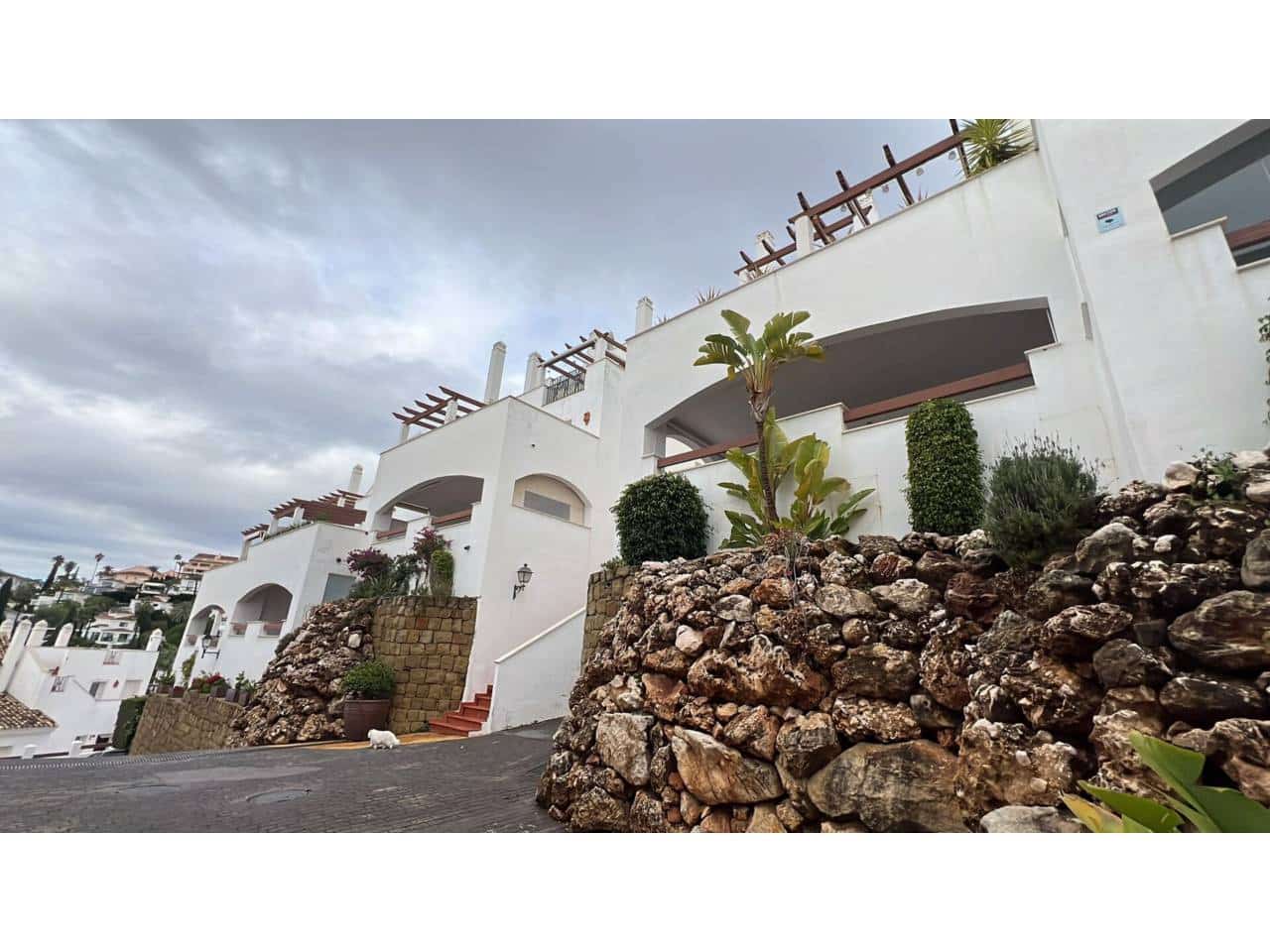 2 Zimmer Wohnung zu vermieten in Marbella mit Pool Garage - 2.000 € (Ref: 9479000)