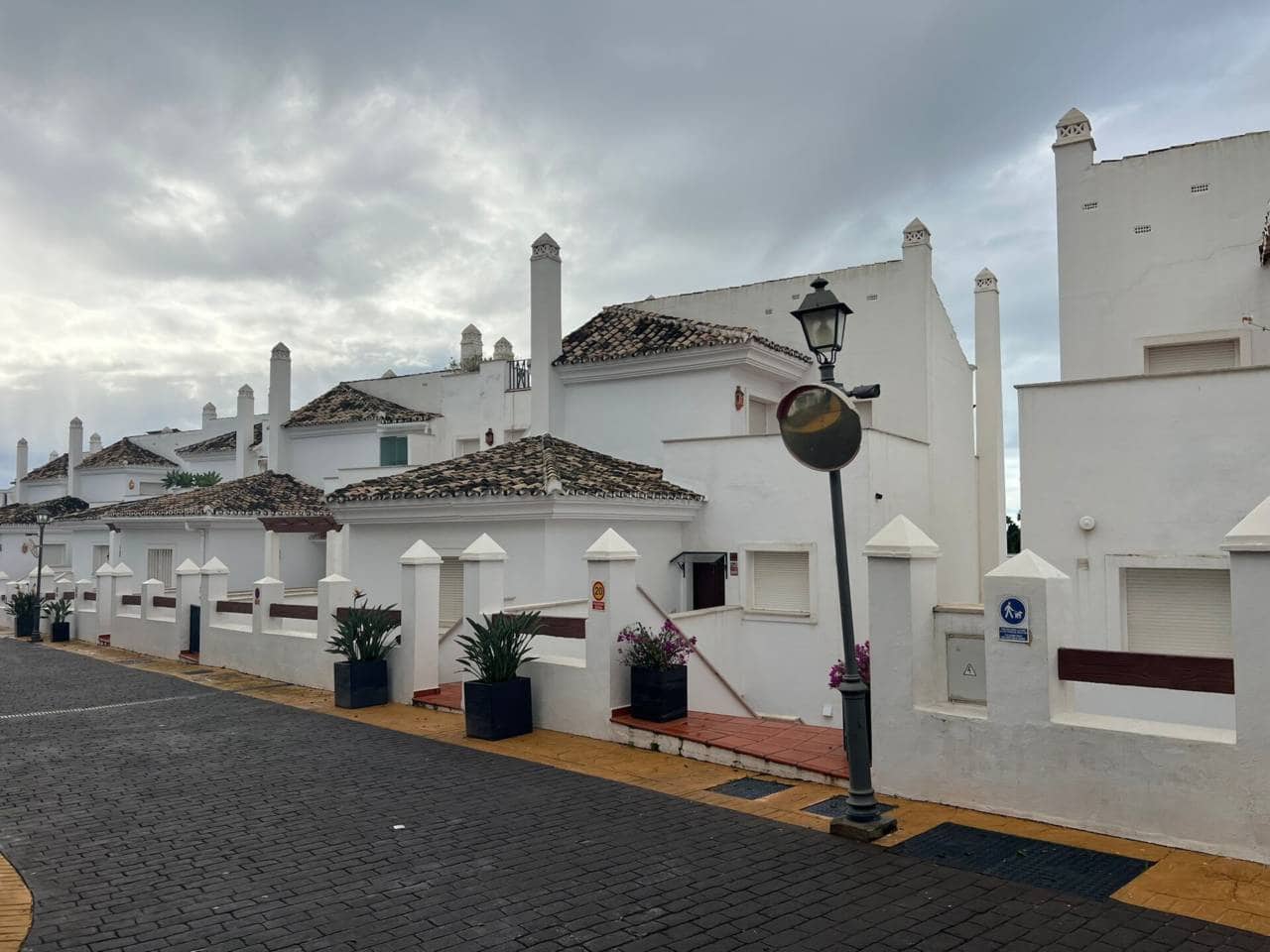 2 Zimmer Wohnung zu vermieten in Marbella mit Pool Garage - 2.000 € (Ref: 9479000)