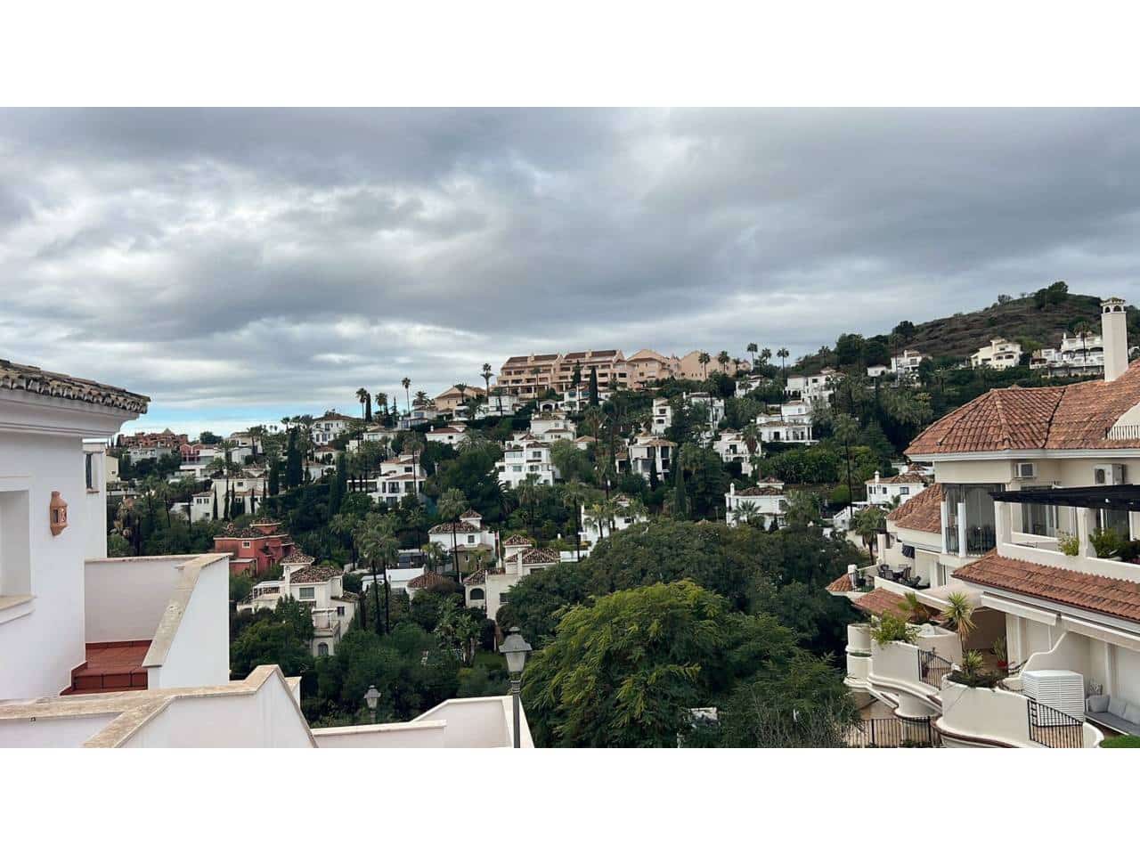 2 Zimmer Wohnung zu vermieten in Marbella mit Pool Garage - 2.000 € (Ref: 9479000)