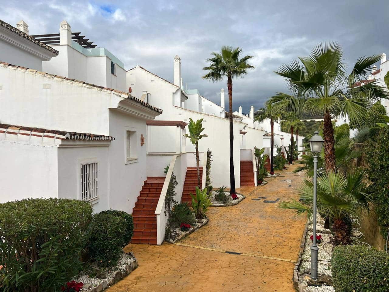 2 Zimmer Wohnung zu vermieten in Marbella mit Pool Garage - 2.000 € (Ref: 9479000)