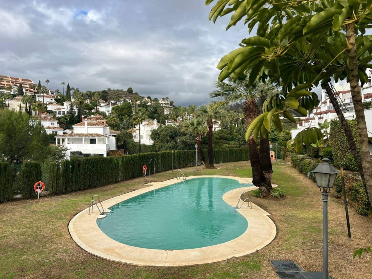 2 Zimmer Wohnung zu vermieten in Marbella mit Pool Garage - 2.000 € (Ref: 9479000)
