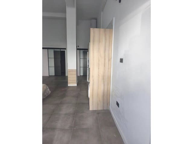 Ullakkoasunto vuokrattavana paikassa Málaga kaupunki - 900 € (Ref: 9486621)