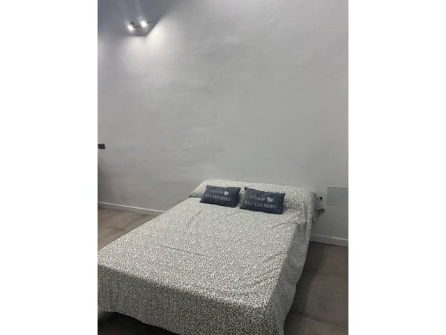 Ullakkoasunto vuokrattavana paikassa Málaga kaupunki - 900 € (Ref: 9486621)