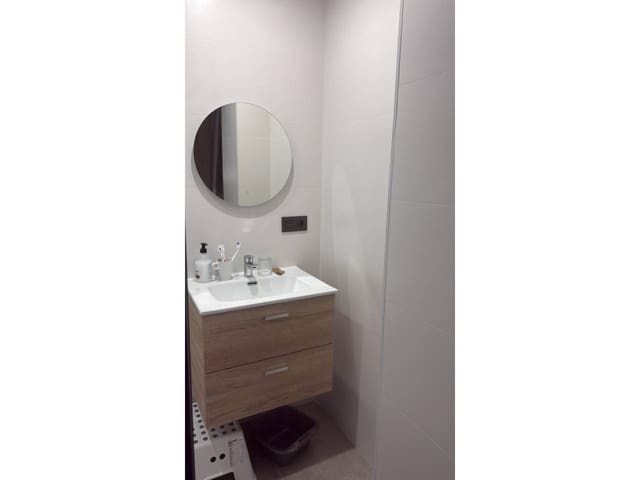 Ullakkoasunto vuokrattavana paikassa Málaga kaupunki - 900 € (Ref: 9486621)