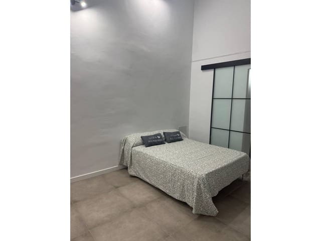 Ullakkoasunto vuokrattavana paikassa Málaga kaupunki - 900 € (Ref: 9486621)