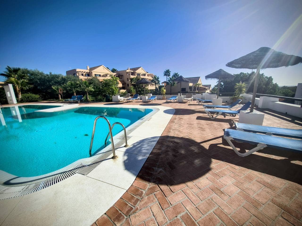 2 slaapkamer Flat te huur in Benahavis met zwembad garage - € 2.500 (Ref: 9488079)