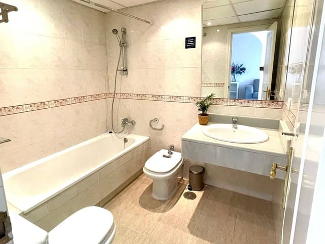 Appartement de 2 chambres à louer à Marbella avec piscine garage - 2 500 € (Ref: 9498091)