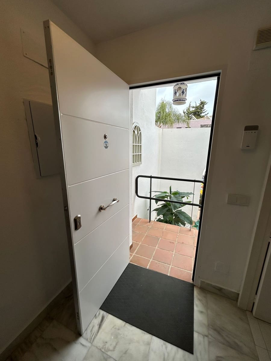 5 sypialnia Dom na sprzedaż w New Golden Mile z basenem garażem - 650 000 € (Ref: 7953267)