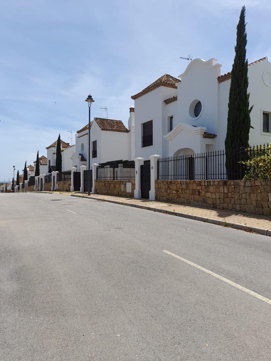 Villa for sale in Marbella with pool garage - € 650,000 (Ref: 7985561)