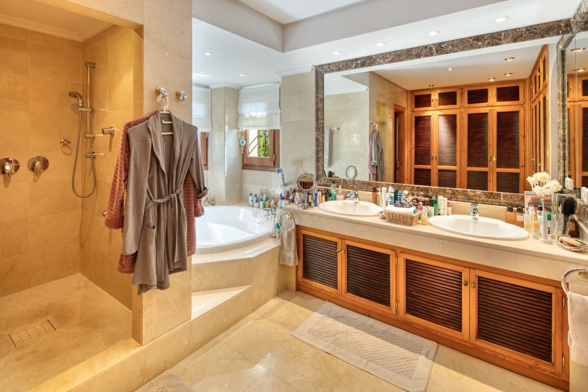 5 bedroom Villa for sale in Marbella with pool - € 13,750,000 (Ref: 8885747)