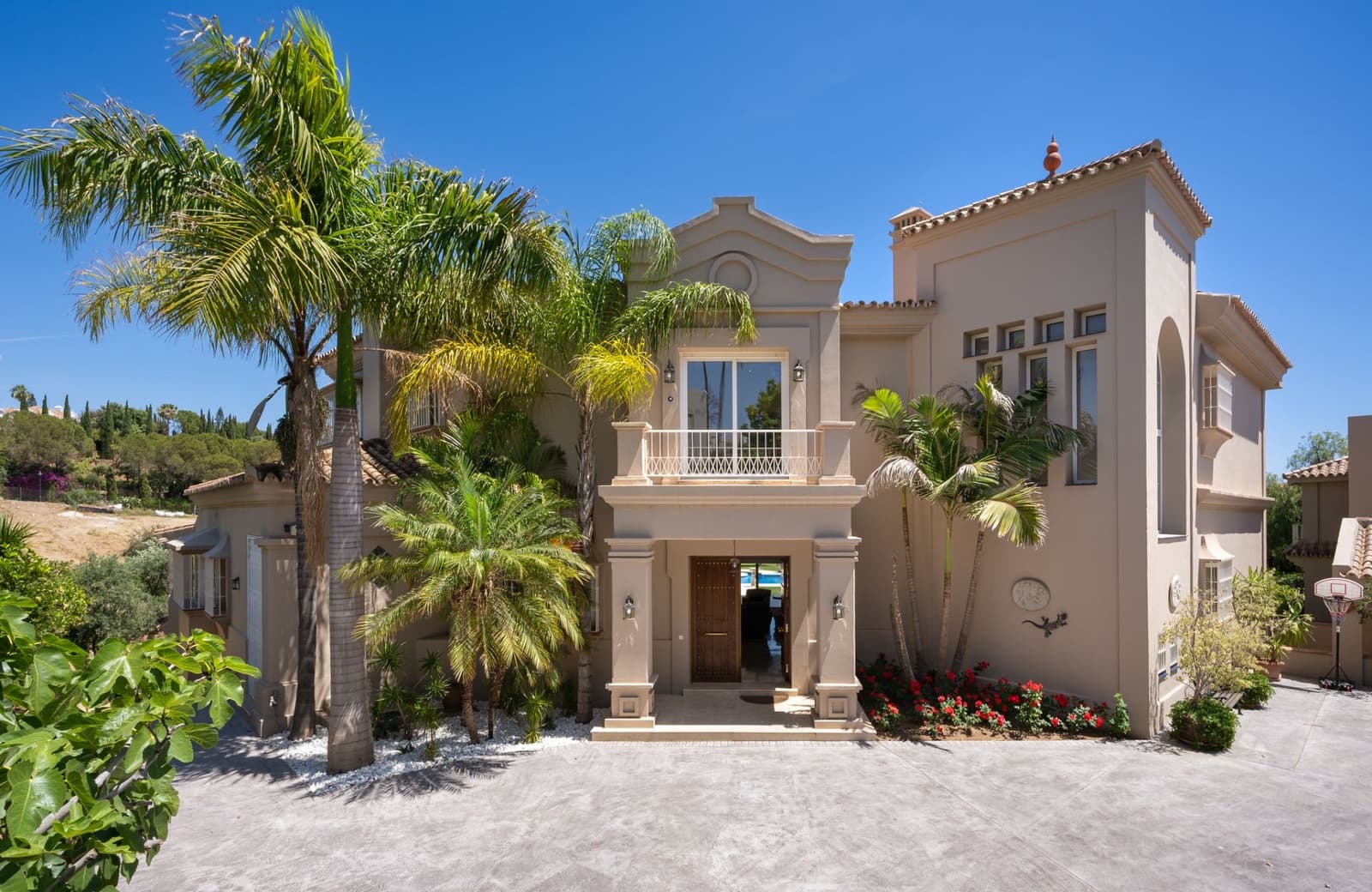 7 bedroom Villa for sale in Nueva Andalucia with pool - € 5,850,000 (Ref: 8896092)