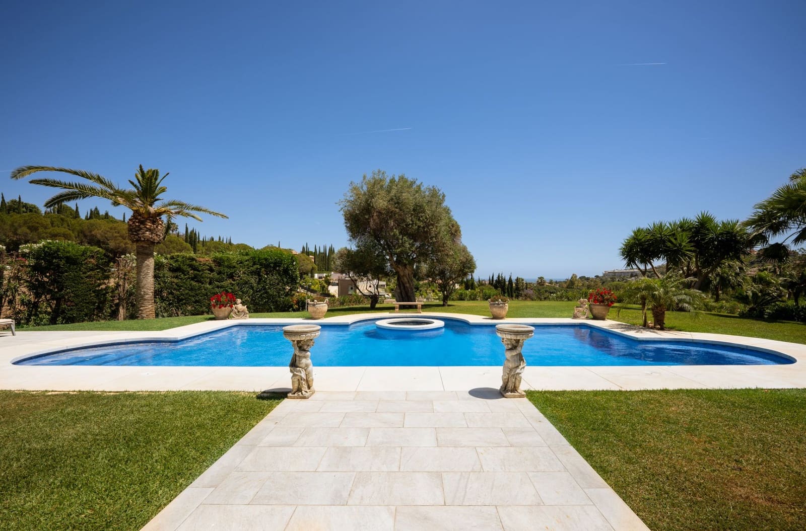 7 bedroom Villa for sale in Nueva Andalucia with pool - € 5,850,000 (Ref: 8896092)