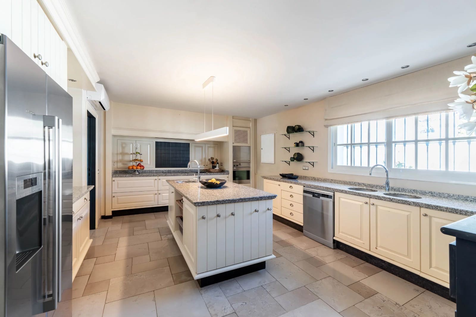 6 bedroom Villa for sale in Nueva Andalucia with pool garage - € 4,500,000 (Ref: 8921016)