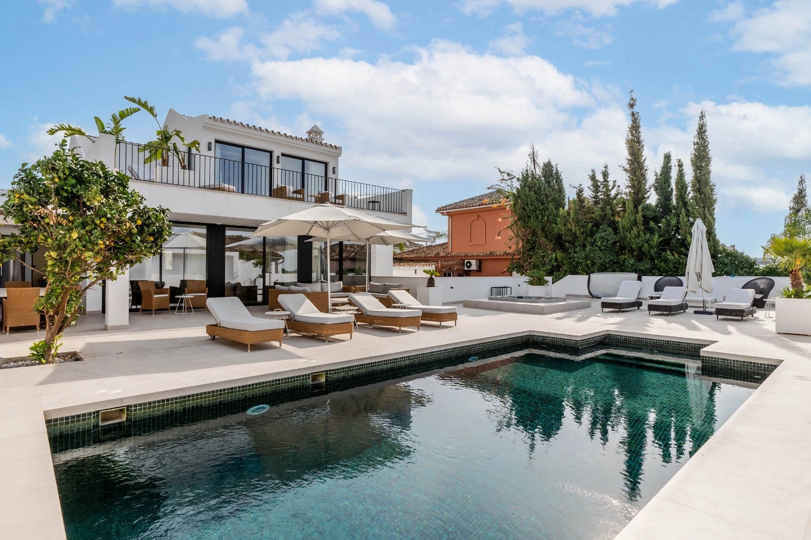 5 bedroom Villa for sale in Marbella with pool garage - € 3,295,000 (Ref: 8923227)